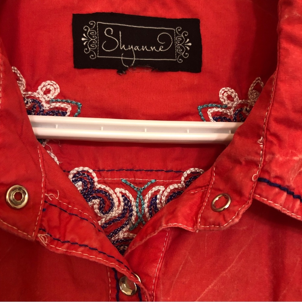 Shyanne shirt with stunning embroidery, country feel